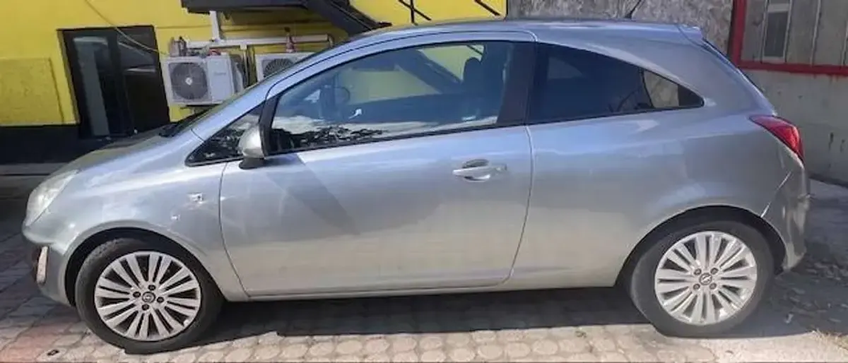 Usata Opel Corsa Edition 86 CV (63 kW) 2011 Grigio Utilitaria