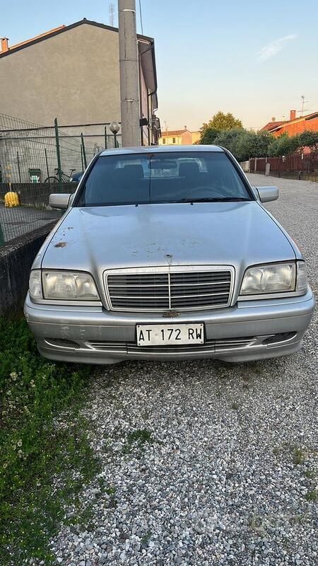 Usata 1997 Mercedes C180 Tre volumi | 3000 € (Buon prezzo) - Immagine 1/3