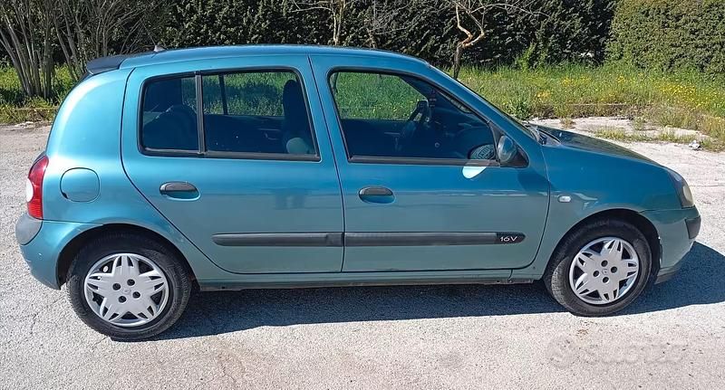 Usata Renault Clio II 75 CV (55 kW) 2004 Grigio Utilitaria