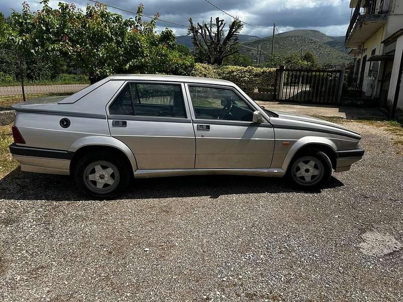 Usata Alfa Romeo 75 148 CV (108 kW) 1989 Grigio Berlina