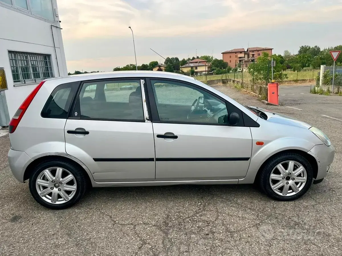 Usata Ford Fiesta Ghia 75 CV (55 kW) 2004 Grigio Utilitaria