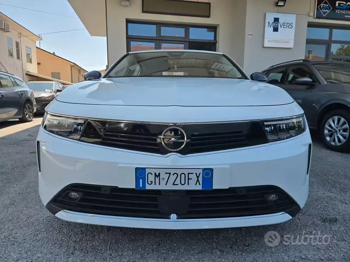 Usata Opel Astra Edition 131 CV (96 kW) 2023 Bianco Utilitaria