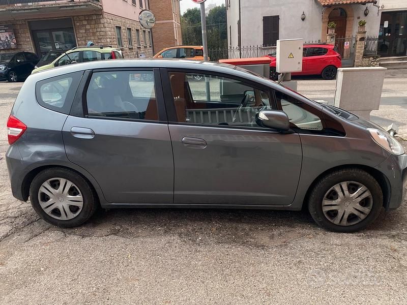 Grigio Usata 2011 Honda Jazz Due volumi | 5000 € - Immagine 1/4