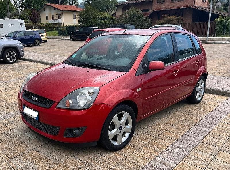 Usata Ford Fiesta Titanium 68 CV (50 kW) 2007 Rosso Utilitaria
