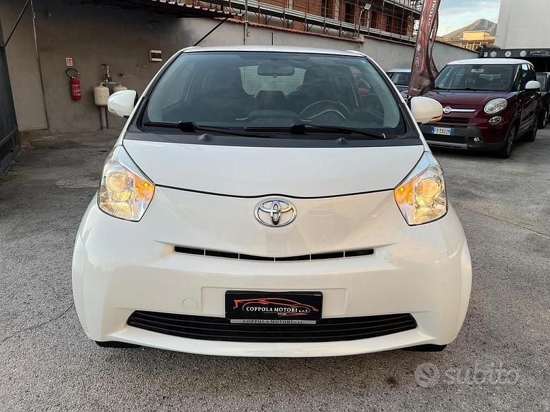 Begagnad Toyota iQ Sol 68 HK (50 kW) 2012 Vit Halvkombi