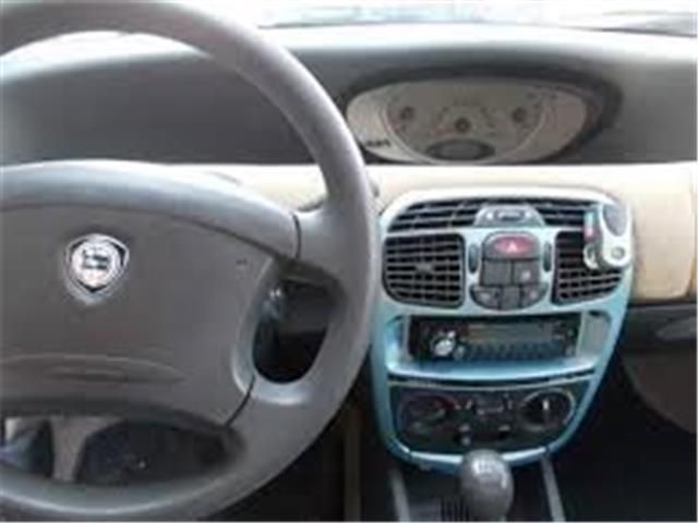 https://images.autouncle.com/it/car_images/8989032e-9e41-4cf5-bd6a-cd7ff3909863_lancia-ypsilon-y-unica-anno-2002.jpg