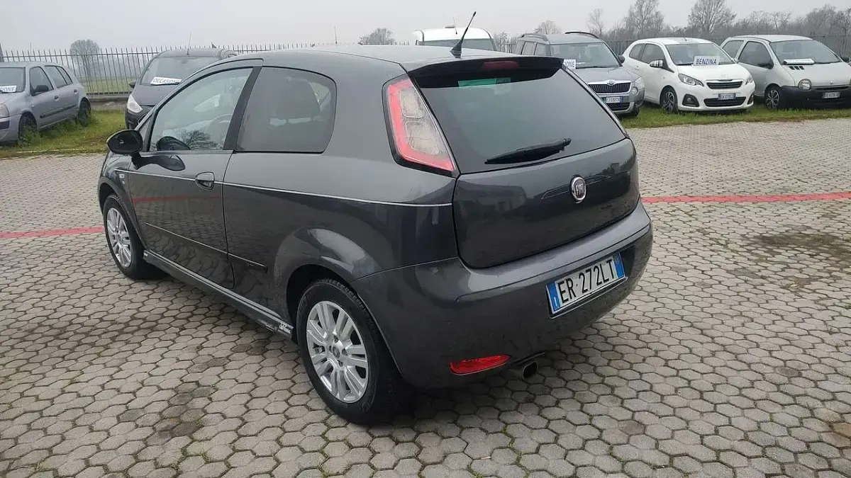 Usata Fiat Punto Lounge 77 CV (56 kW) 2013 Grigio Utilitaria