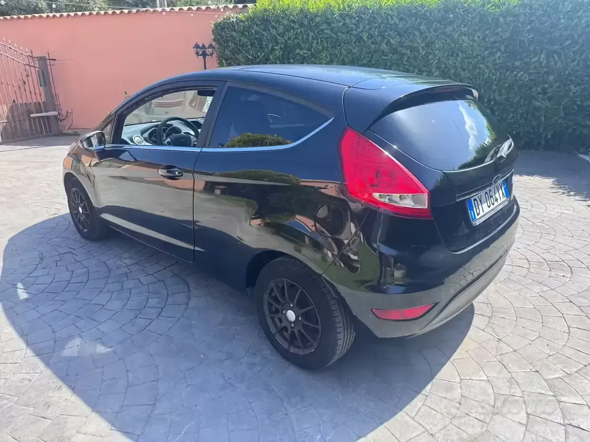 Usata Ford Fiesta 82 CV (60 kW) 2009 Nero Berlina