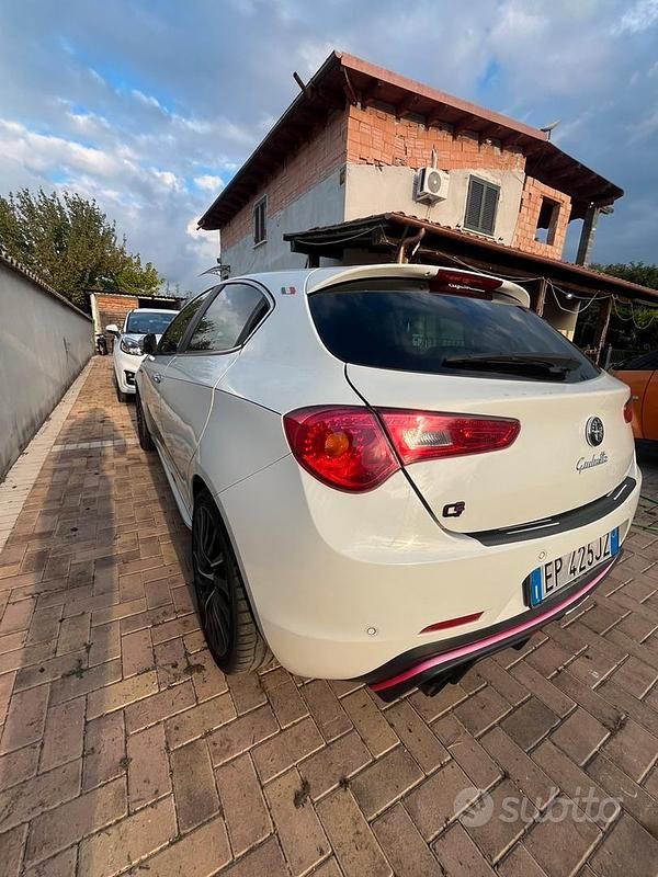 Bianco Usata 2013 Alfa Romeo Giulietta Due volumi | 12.000 € (Molto cara) - Immagine 1/4
