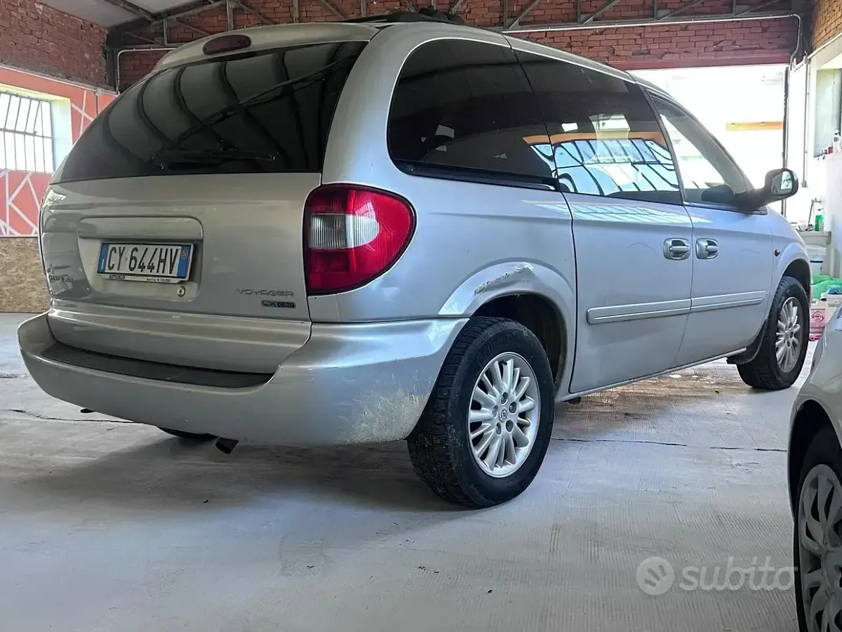Usata Chrysler Voyager 150 CV (110 kW) 2006 Grigio Monovolume