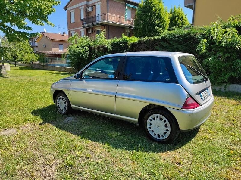 Usata Lancia Ypsilon 60 CV (44 kW) 2002 Argento Utilitaria
