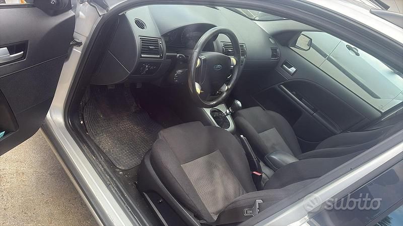 Begagnad Ford Mondeo 2003 Grå
