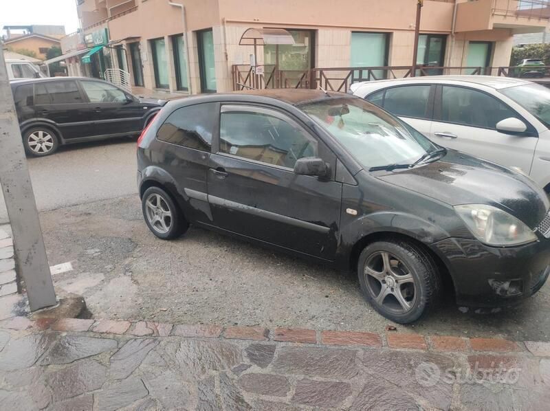 Usata 2007 Ford Fiesta Due volumi | 1800 € (Buon prezzo) - Immagine 1/3