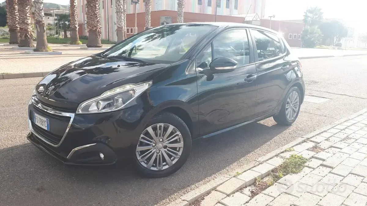 Begagnad Peugeot 208 Allure 75 HK (55 kW) 2016 Svart Halvkombi