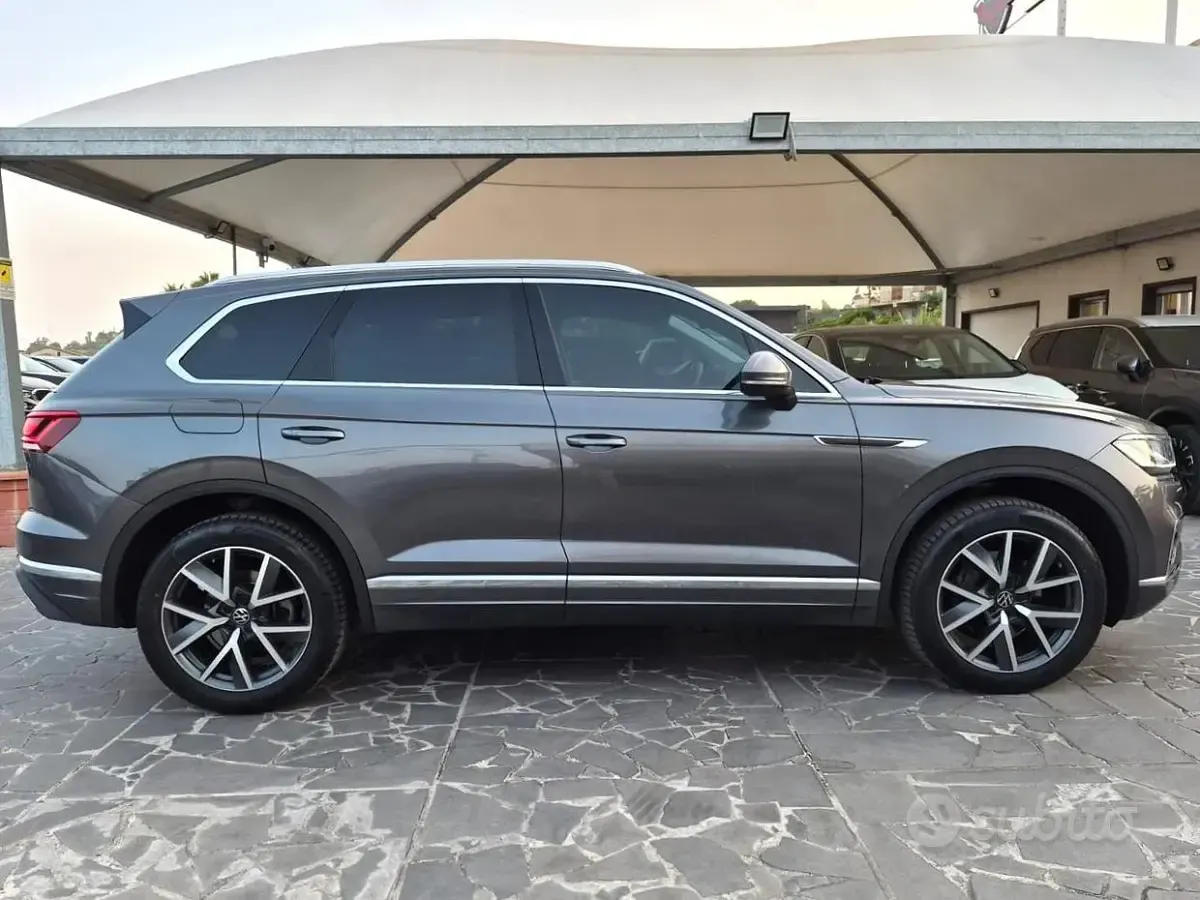 Usata VW Touareg Elegance 286 CV (210 kW) 2023 Grigio SUV