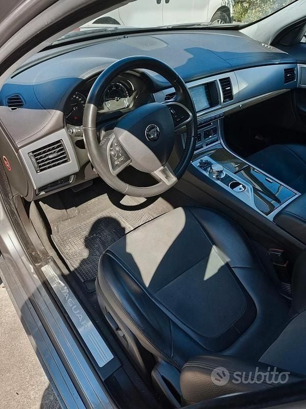 Usata Jaguar XF 200 CV (147 kW) 2014 Grigio Berlina