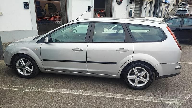 Usata Ford Focus Style 90 CV (66 kW) 2007 Grigio Station wagon