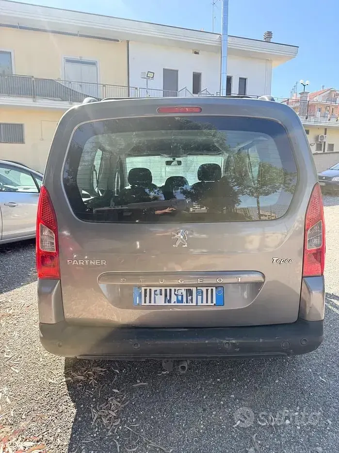 Usata Peugeot Partner Tepee 90 CV (66 kW) 2010 Grigio Monovolume