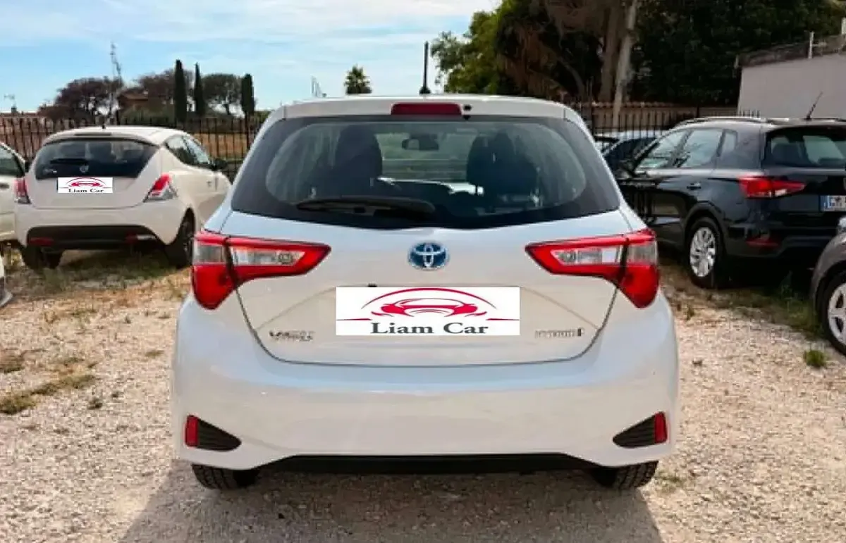 Usata Toyota Yaris Hybrid 73 CV (53 kW) 2018 Bianco Berlina