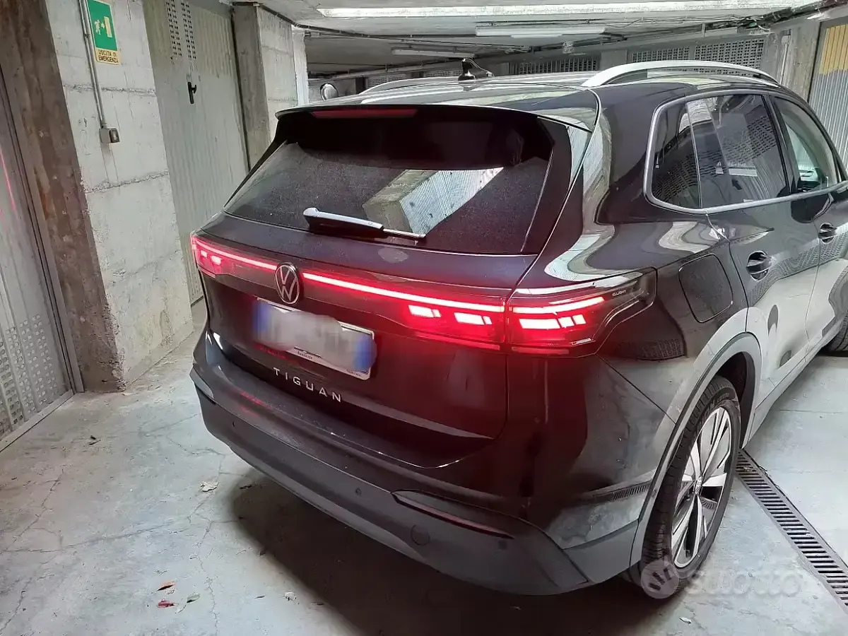 Usata VW Tiguan 150 CV (110 kW) 2024 Nero SUV