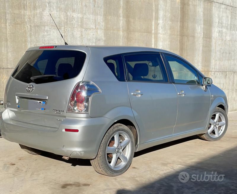 Usata Toyota Verso 132 CV (97 kW) 2012 Grigio Monovolume