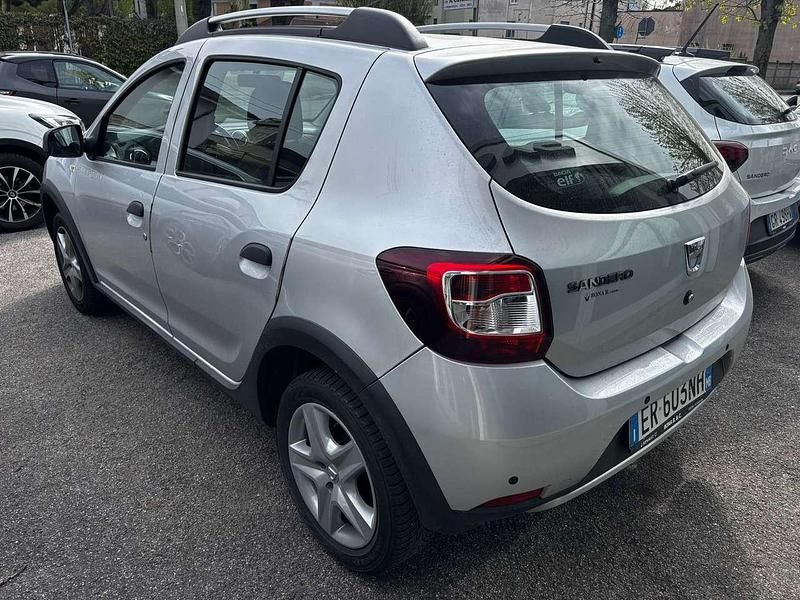 Usata Dacia Sandero Prestige 90 CV (66 kW) 2013 Argento SUV