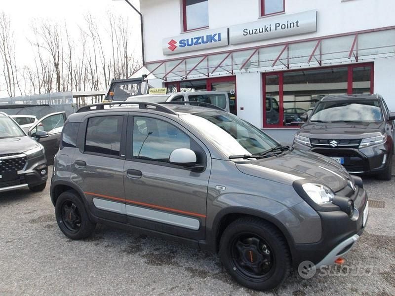 Usata Fiat Panda Cross Cross 69 CV (50 kW) 2023 Grigio scuro Utilitaria