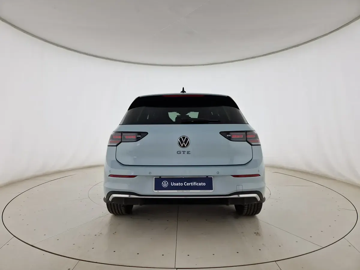 Usata VW Golf VIII GTE 272 CV (200 kW) 2025 Crystal ice blue metallizzato Berlina