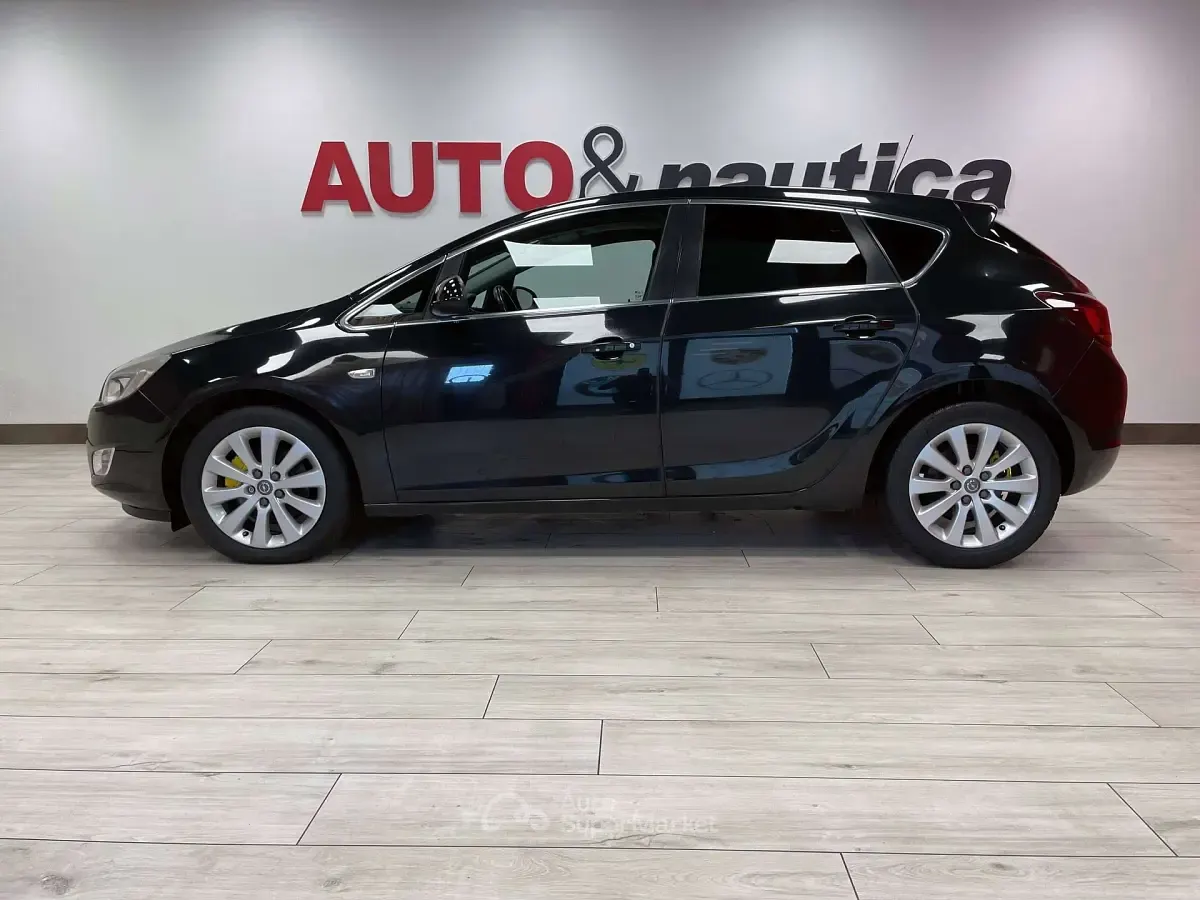 Usata Opel Astra Cosmo 110 CV (80 kW) 2011 Nero Berlina