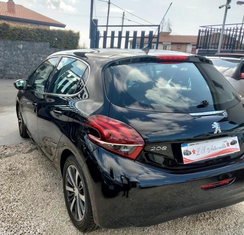 Usata Peugeot 208 Allure 74 CV (54 kW) 2018 Nero Utilitaria