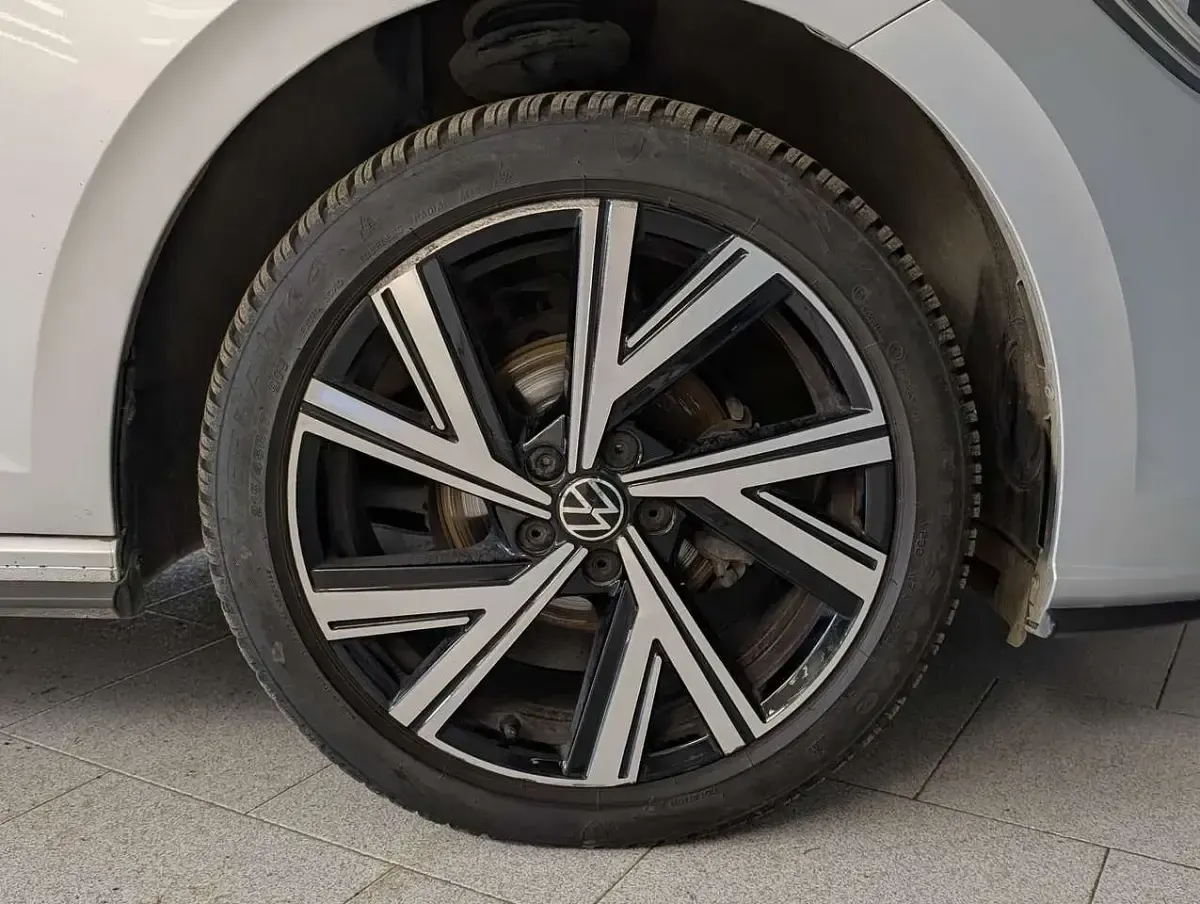 Usata VW Polo R-line 95 CV (69 kW) 2023 Grigio Utilitaria