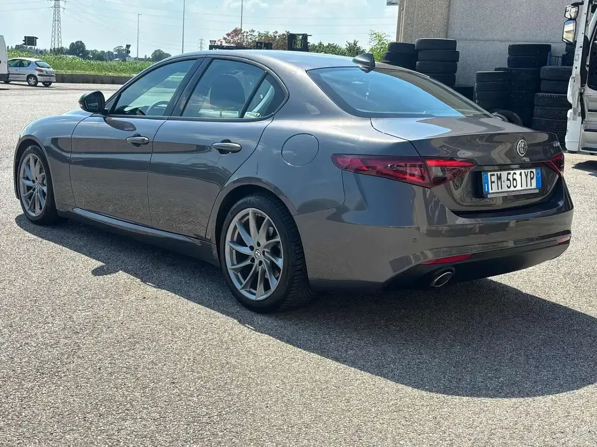 Usata Alfa Romeo Giulia Super 150 CV (110 kW) 2017 Grigio vesuvio Berlina