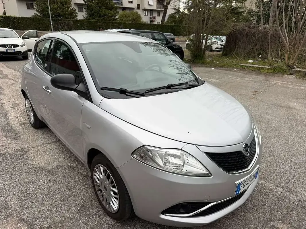 Usata Lancia Ypsilon Gold 69 CV (50 kW) 2016 Utilitaria