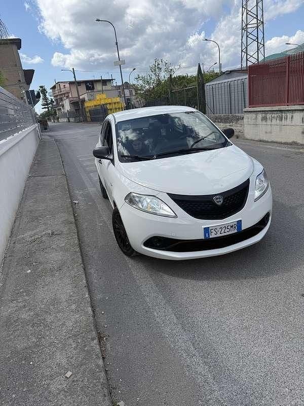 Usata Lancia Ypsilon Platinum 69 CV (50 kW) 2018 Utilitaria