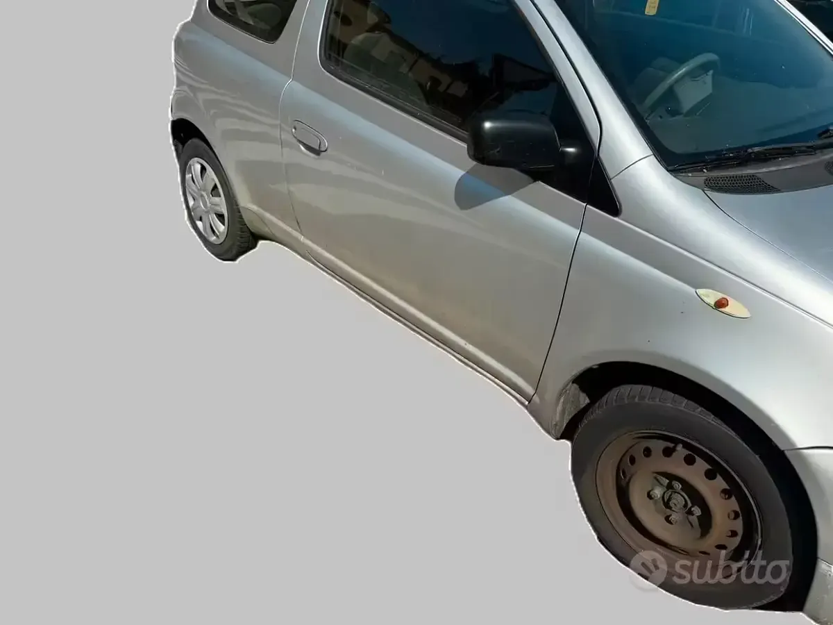 Usata Toyota Yaris 68 CV (50 kW) 2002 Grigio Berlina