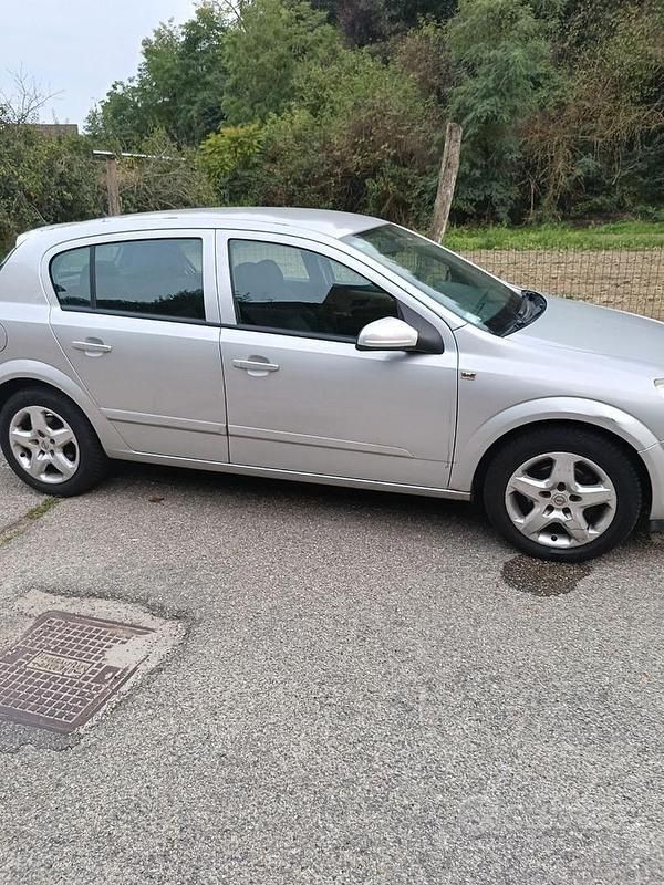 Usata Opel Astra 60 CV (44 kW) 2008 Grigio Berlina