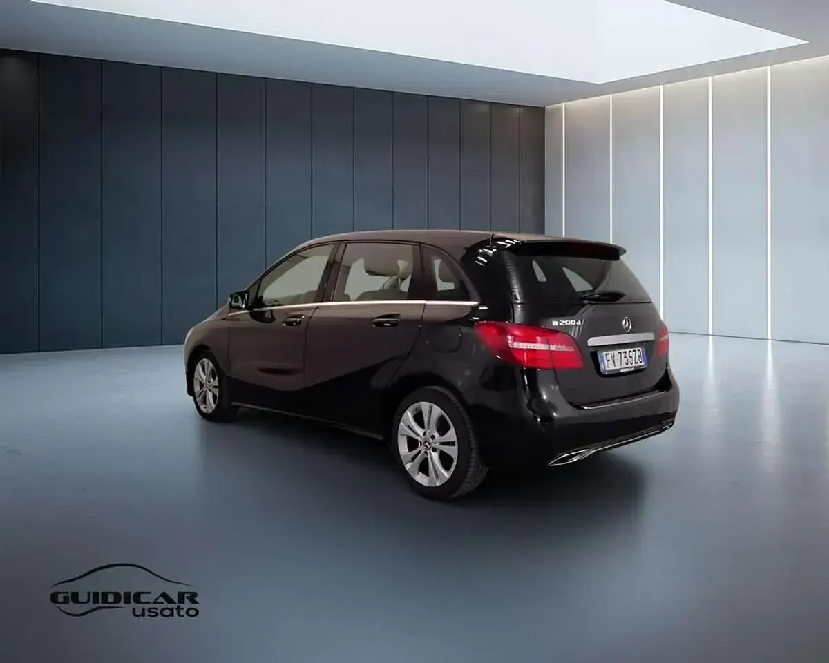 Usata Mercedes B200 136 CV (100 kW) 2019 Nero Utilitaria