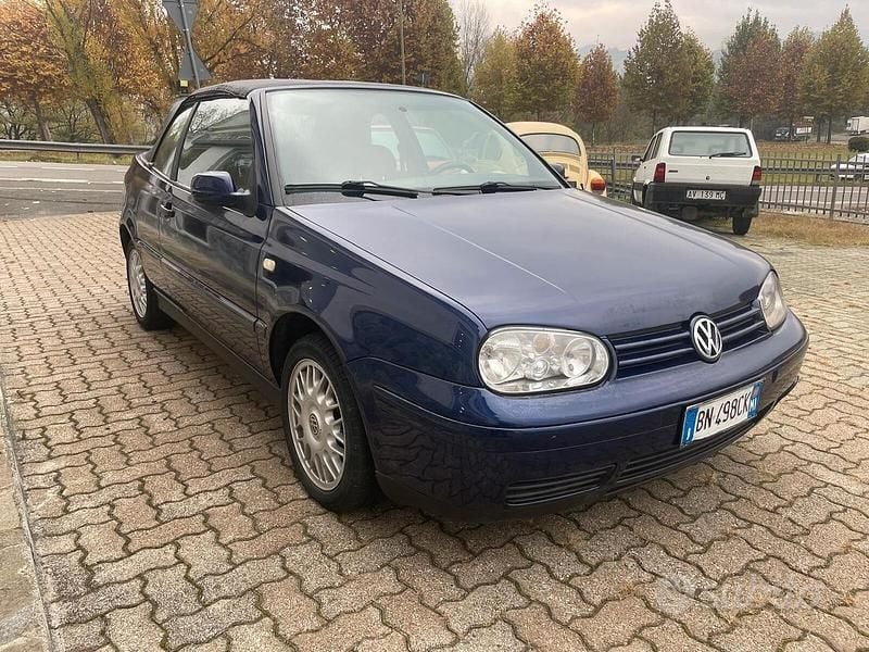 Usata VW Golf Cabriolet 100 CV (73 kW) 1999 Blu Cabrio