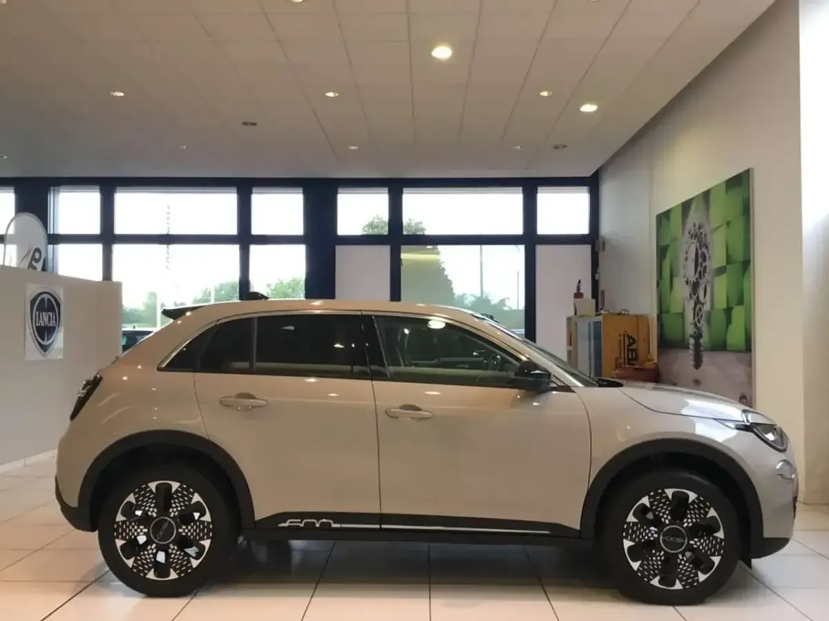 Nuova Fiat 600E La Prima 114 kW (156 CV) 2025 Beige SUV
