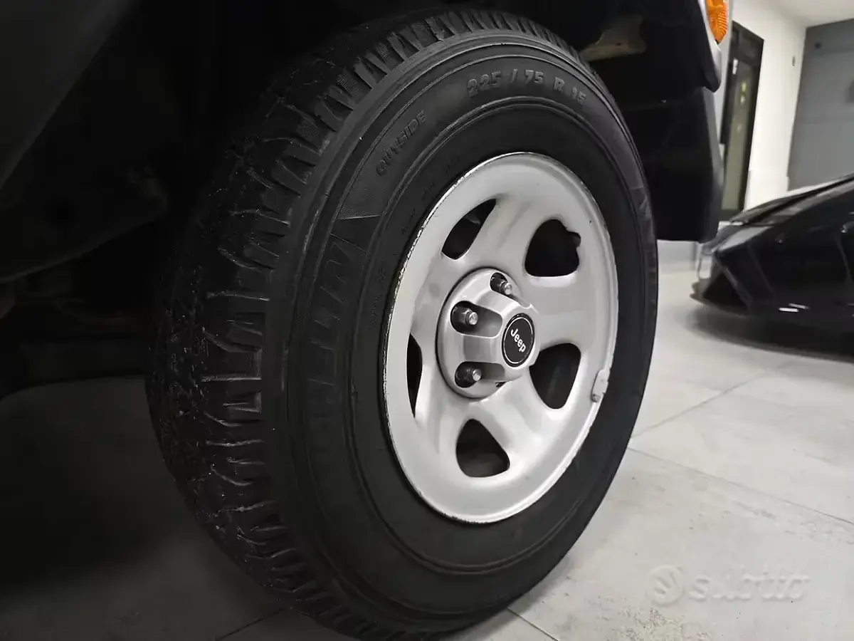 Usado Jeep Wrangler Sport 118 HP (86 kW) 2001 Preto SUV