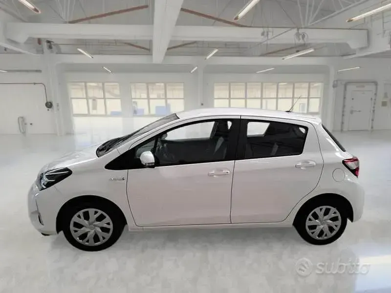 Usata Toyota Yaris Hybrid Business Edition 73 CV (53 kW) 2019 Bianco Berlina