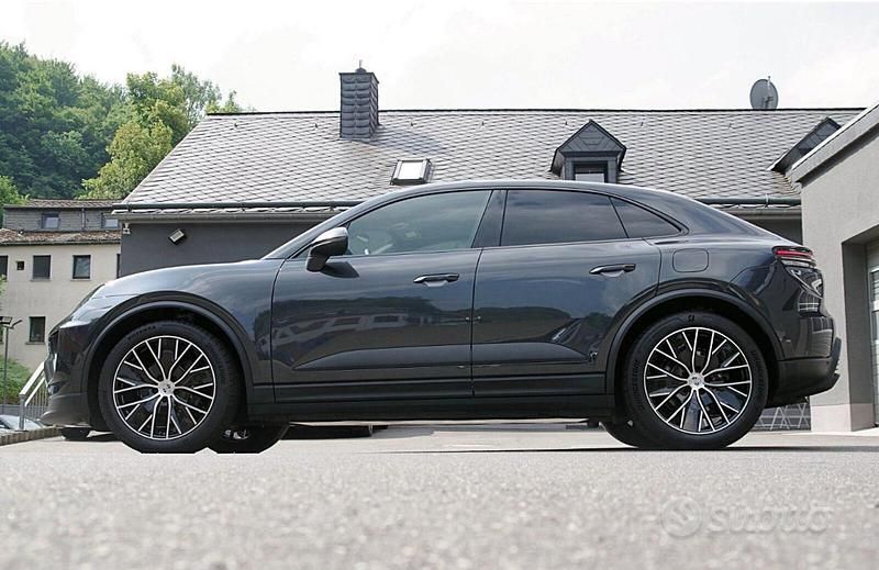 Usata Porsche Macan Electric 264 kW (360 CV) 2025 Grigio scuro SUV