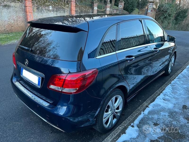 Usata Mercedes B200 136 CV (100 kW) 2017 Blu Utilitaria