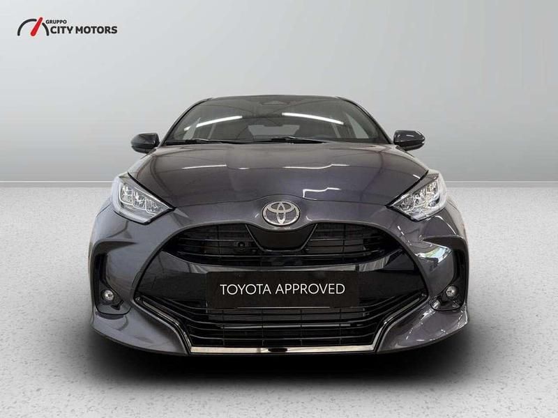 Nuova Toyota Yaris Hybrid Lounge 131 CV (96 kW) 2026 Dark grey met Berlina