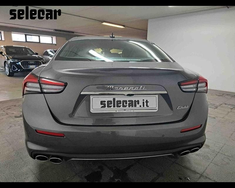 Usata Maserati Ghibli GT 330 CV (242 kW) 2024 N5j grigio quantum Berlina