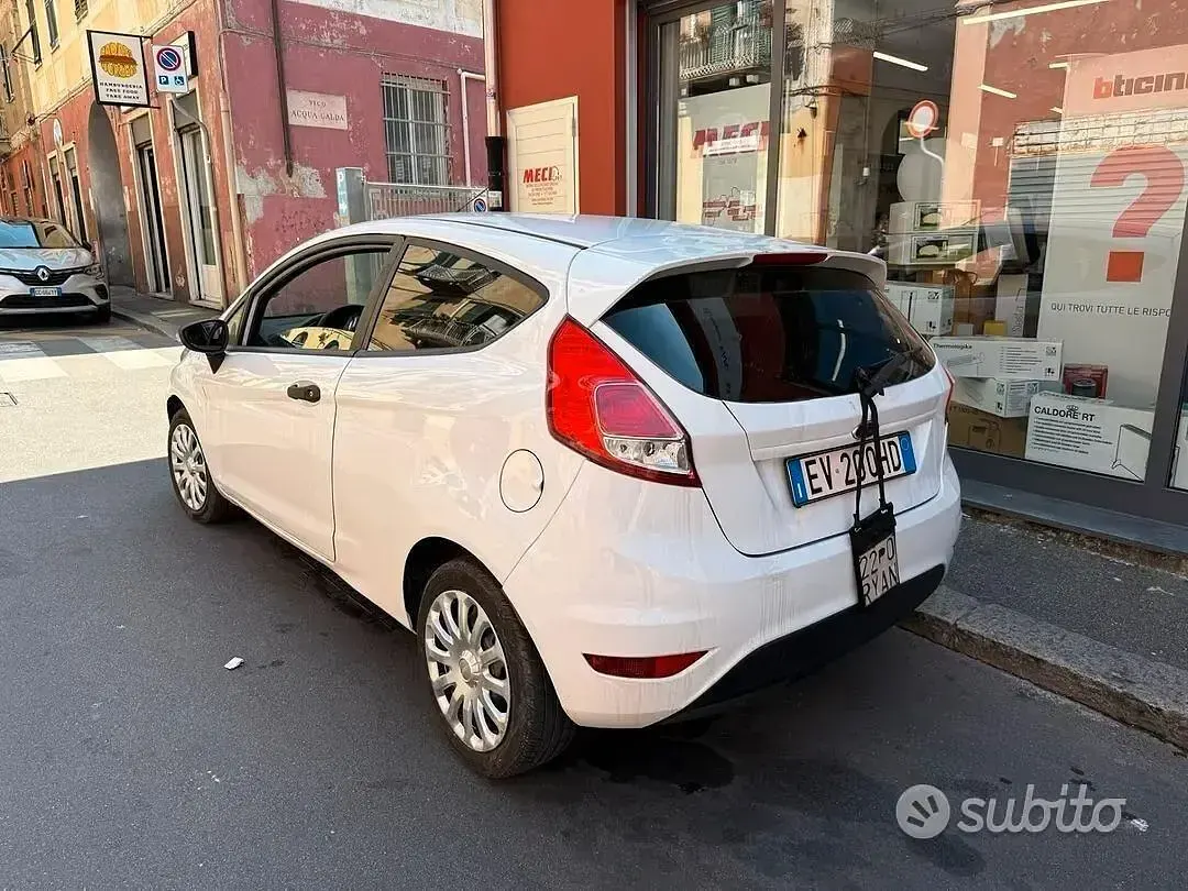 Usata Ford Fiesta Business Edition 75 CV (55 kW) 2014 Bianco Utilitaria