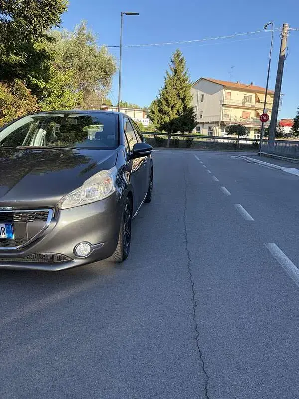 Usata Peugeot 208 95 CV (69 kW) 2015 Grigio Utilitaria