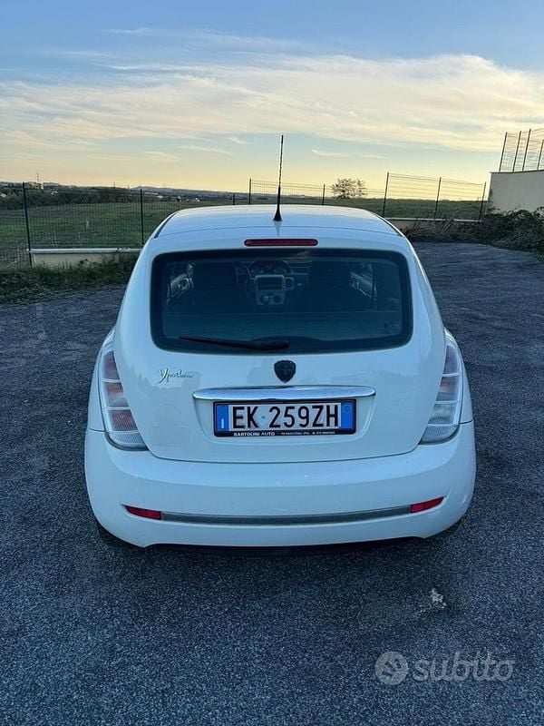 Usata Lancia Ypsilon Silver 69 CV (50 kW) 2012 Bianco Utilitaria