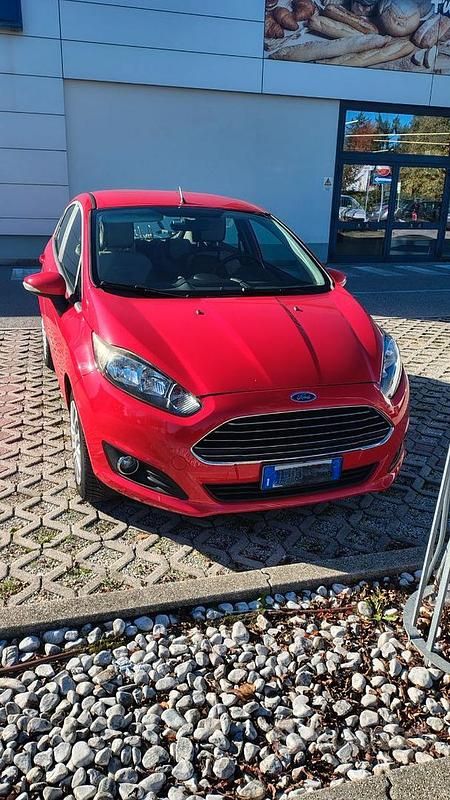 Rosso Usata 2016 Ford Fiesta Tre volumi | 5800 € (Ottimo prezzo) - Immagine 1/4