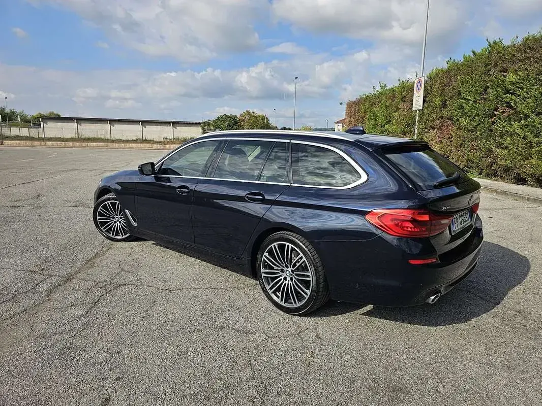Usata BMW 520 Luxury Line 190 CV (139 kW) 2018 Blu/azzurro Station wagon